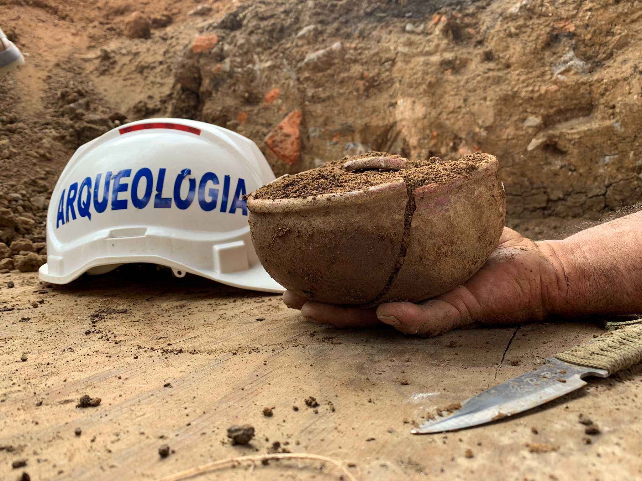 116446-113301-arqueologia casco y mano